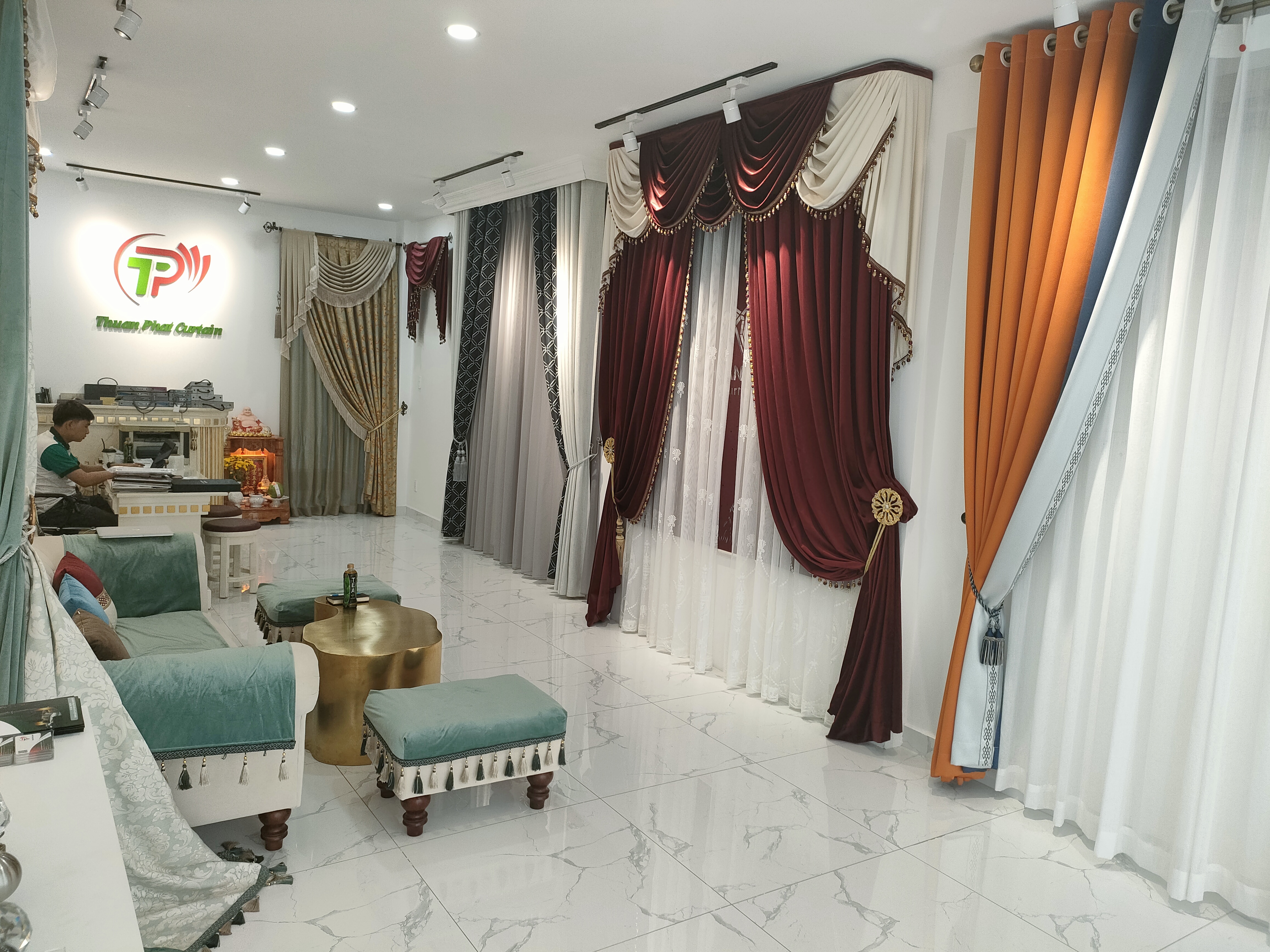 Showroom m&agrave;n cửa Thuận Ph&aacute;t